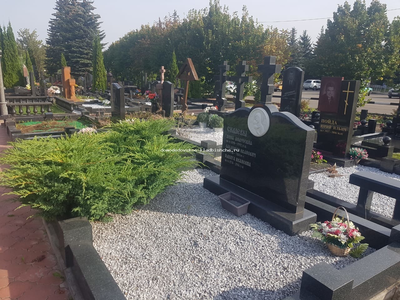 Благоустройство могил на домодедовском кладбище